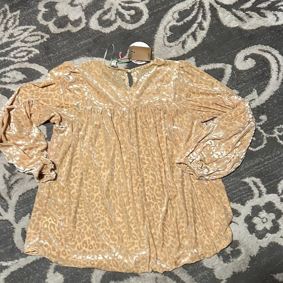 Umgee top long sleeve. New. Size small. Super soft. Cheetah. - Picture 5 of 6